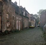 849151 Gezicht op de verkrotte huizen aan de Zilverstraat te Utrecht.